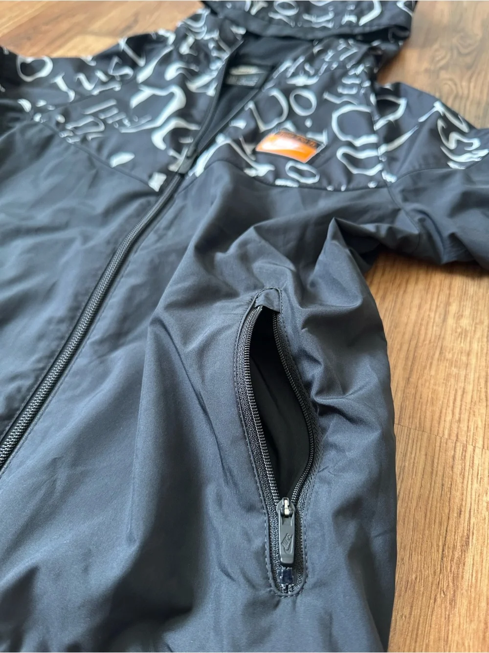 Nike Sportswear Windrunner Jacket Kids Size M White Black Swoosh Print Zip Hood